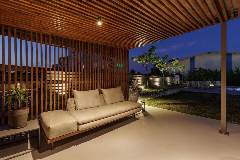 V Luxury Suites image