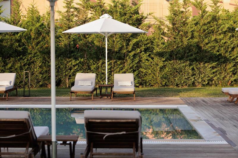 V Luxury Suites image