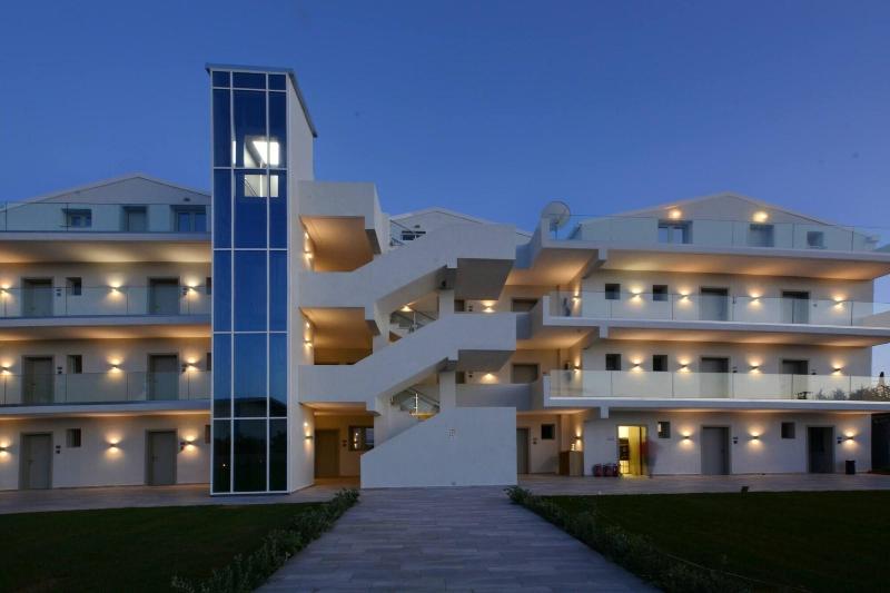 V Luxury Suites image