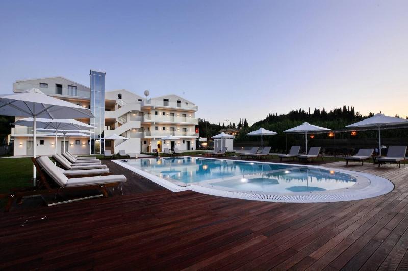 V Luxury Suites image