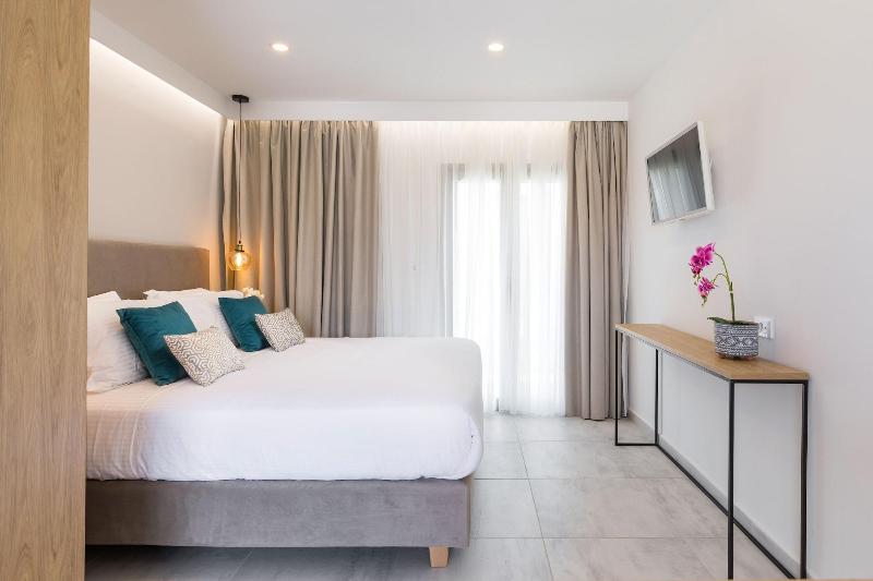 V Luxury Suites image