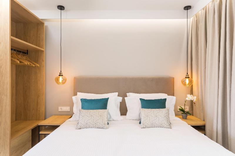 V Luxury Suites image