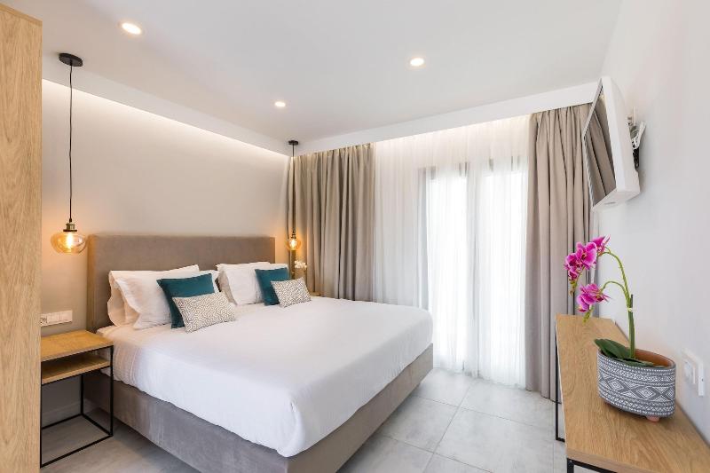 V Luxury Suites image