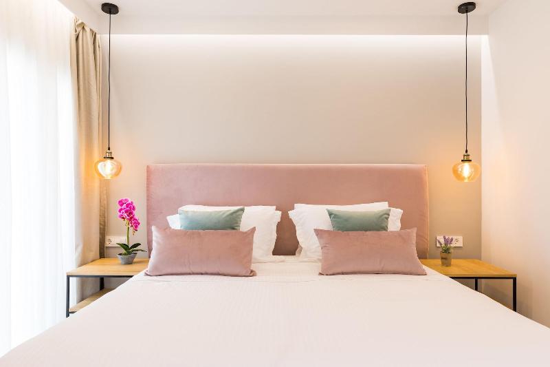 V Luxury Suites image