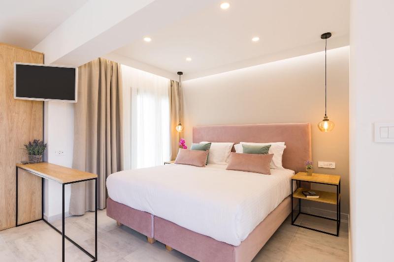 V Luxury Suites image
