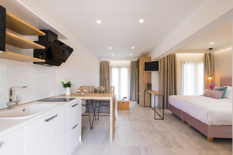V Luxury Suites image