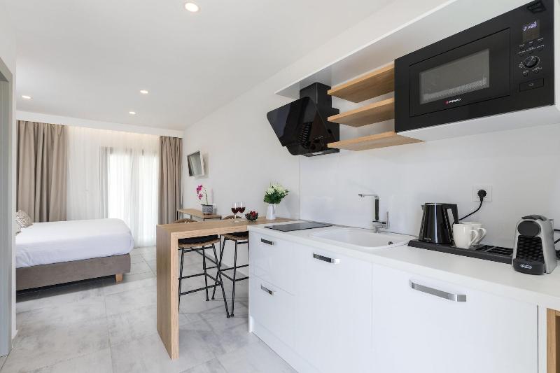 V Luxury Suites image