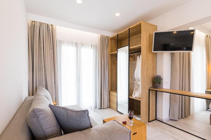 V Luxury Suites image