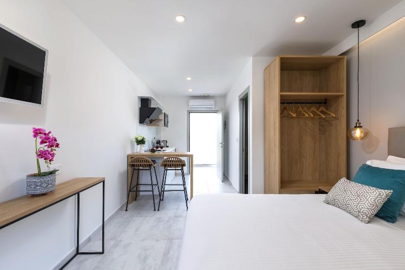 V Luxury Suites image