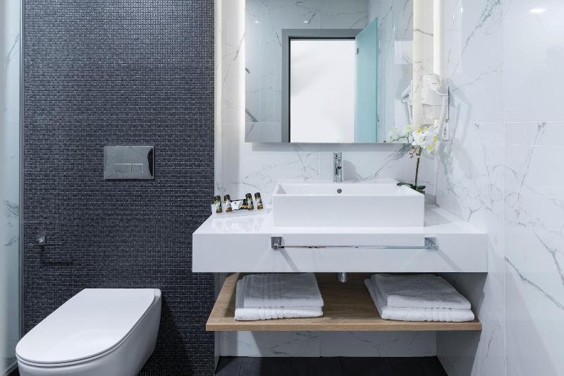V Luxury Suites image