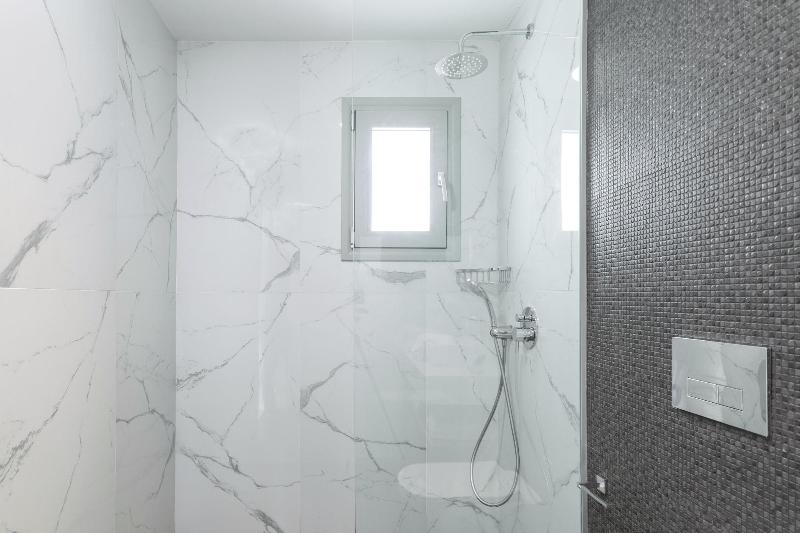 V Luxury Suites image