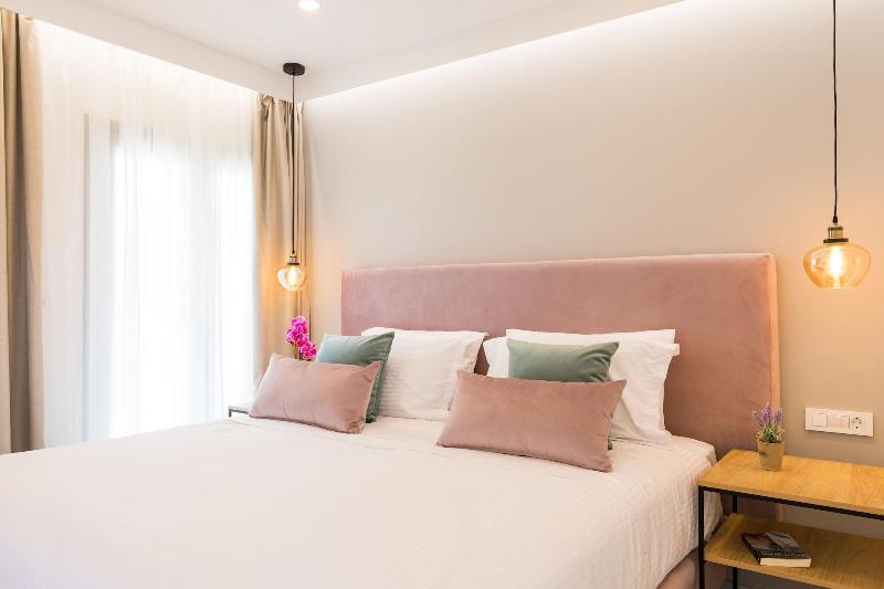 V Luxury Suites image