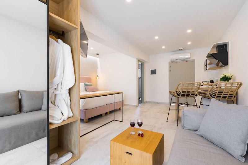 V Luxury Suites image