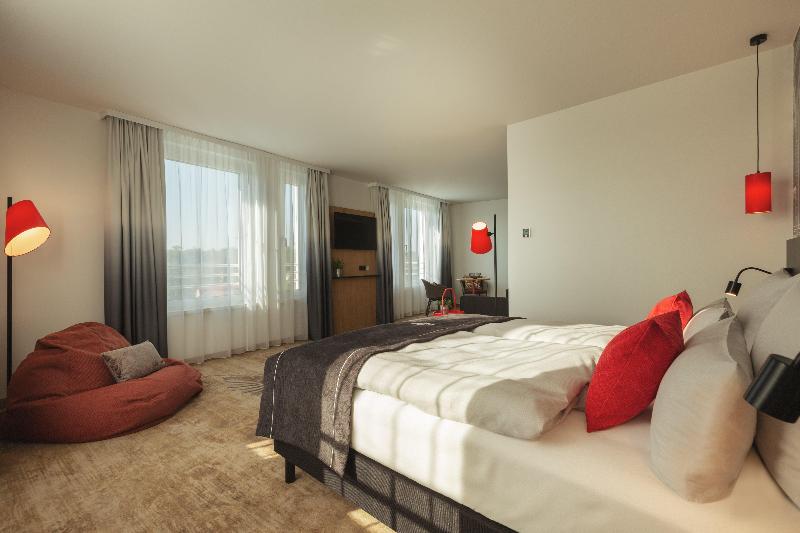 Holiday Inn - the niu, Sparrow Regensburg image