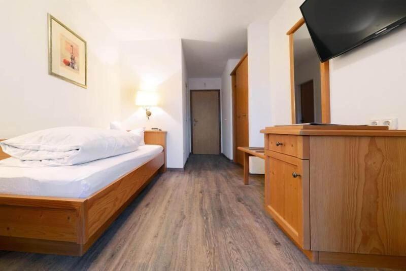 Hotel Pension Zur Linde image