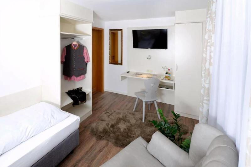 Hotel Pension Zur Linde image
