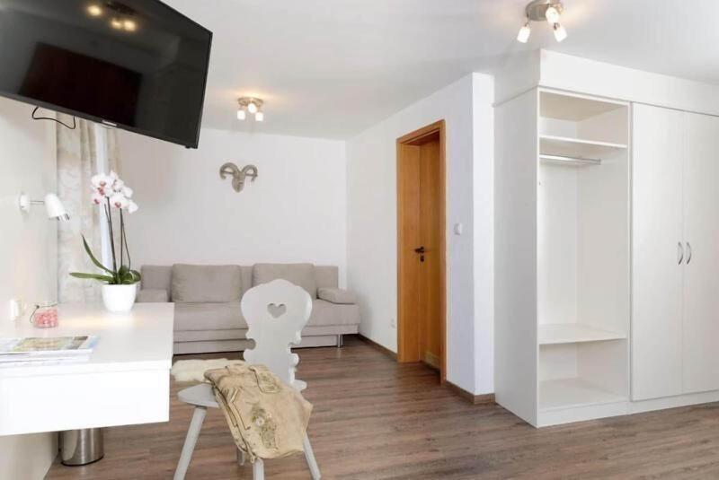 Hotel Pension Zur Linde image