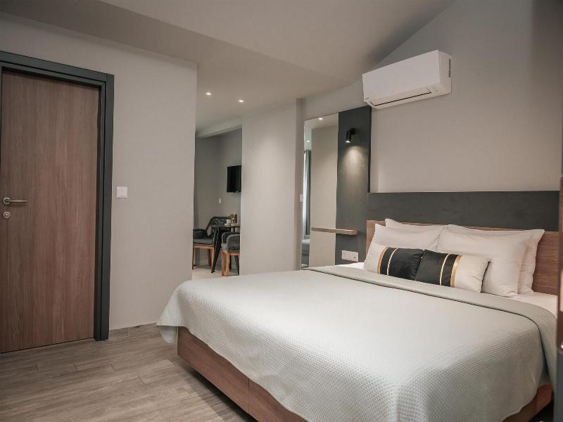 Elizabeth Queen Luxuxy Rooms image