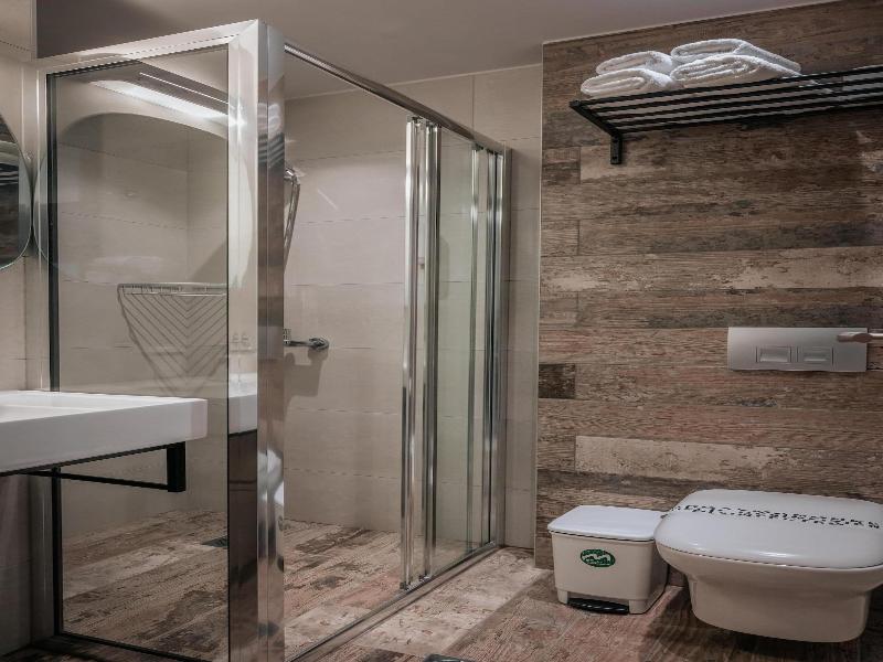 Elizabeth Queen Luxuxy Rooms image