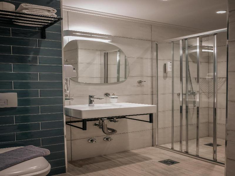 Elizabeth Queen Luxuxy Rooms image