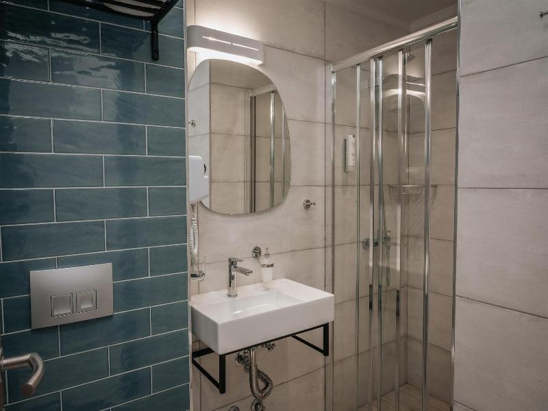 Elizabeth Queen Luxuxy Rooms image