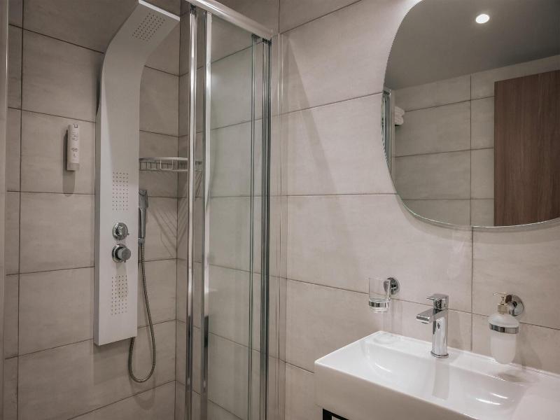 Elizabeth Queen Luxuxy Rooms image