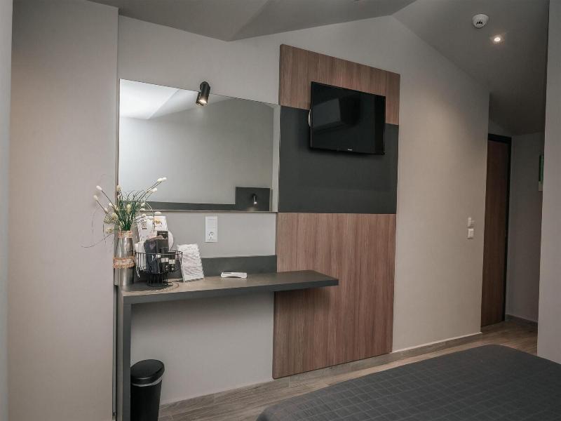 Elizabeth Queen Luxuxy Rooms image