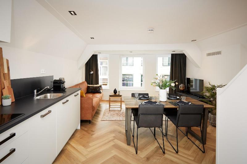 Damrak Short Stay Amsterdam image