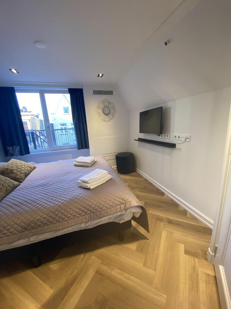 Damrak Short Stay Amsterdam image