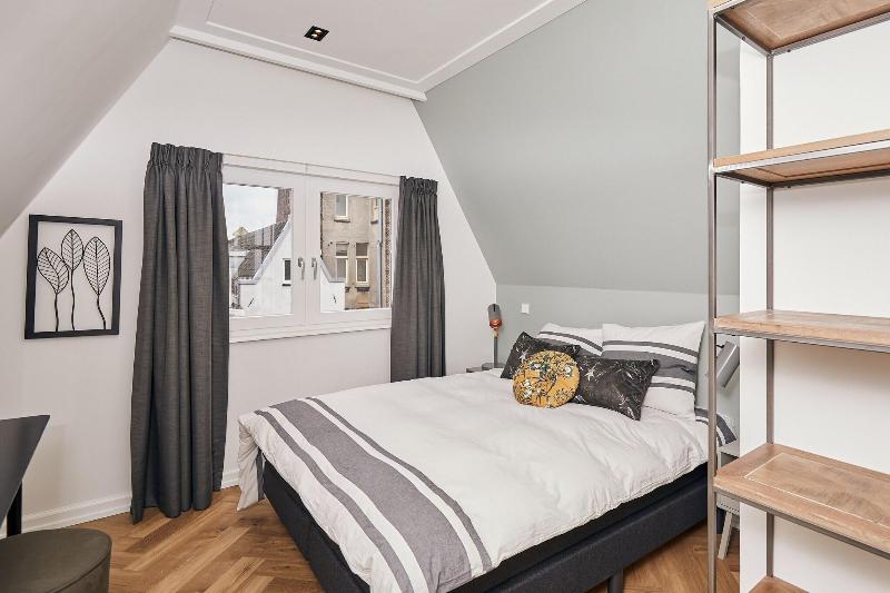 Damrak Short Stay Amsterdam image