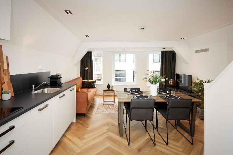 Damrak Short Stay Amsterdam image