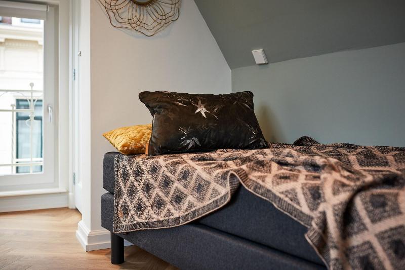 Damrak Short Stay Amsterdam image