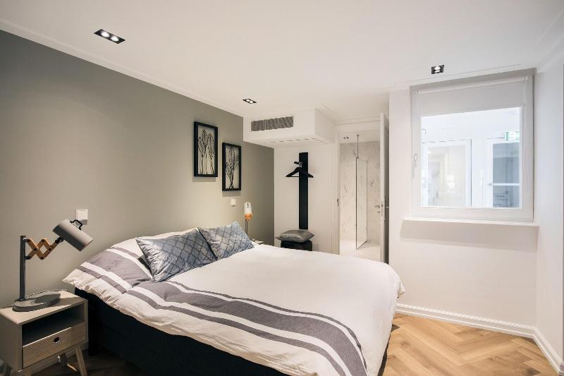 Damrak Short Stay Amsterdam image