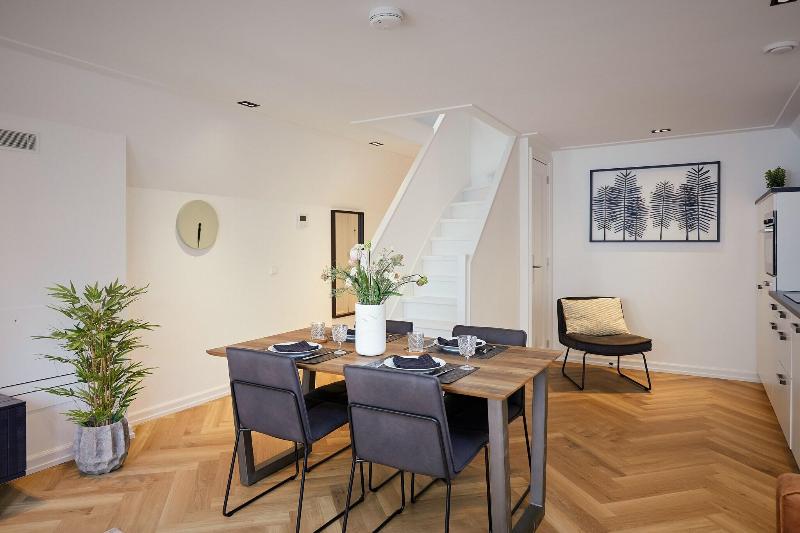 Damrak Short Stay Amsterdam image