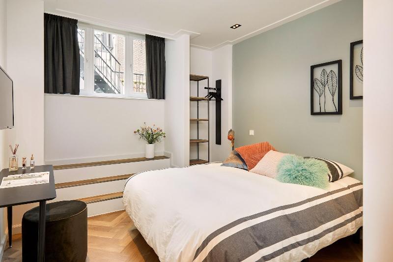 Damrak Short Stay Amsterdam image