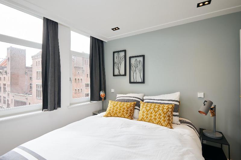 Damrak Short Stay Amsterdam image