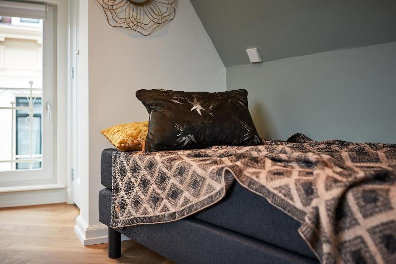 Damrak Short Stay Amsterdam image