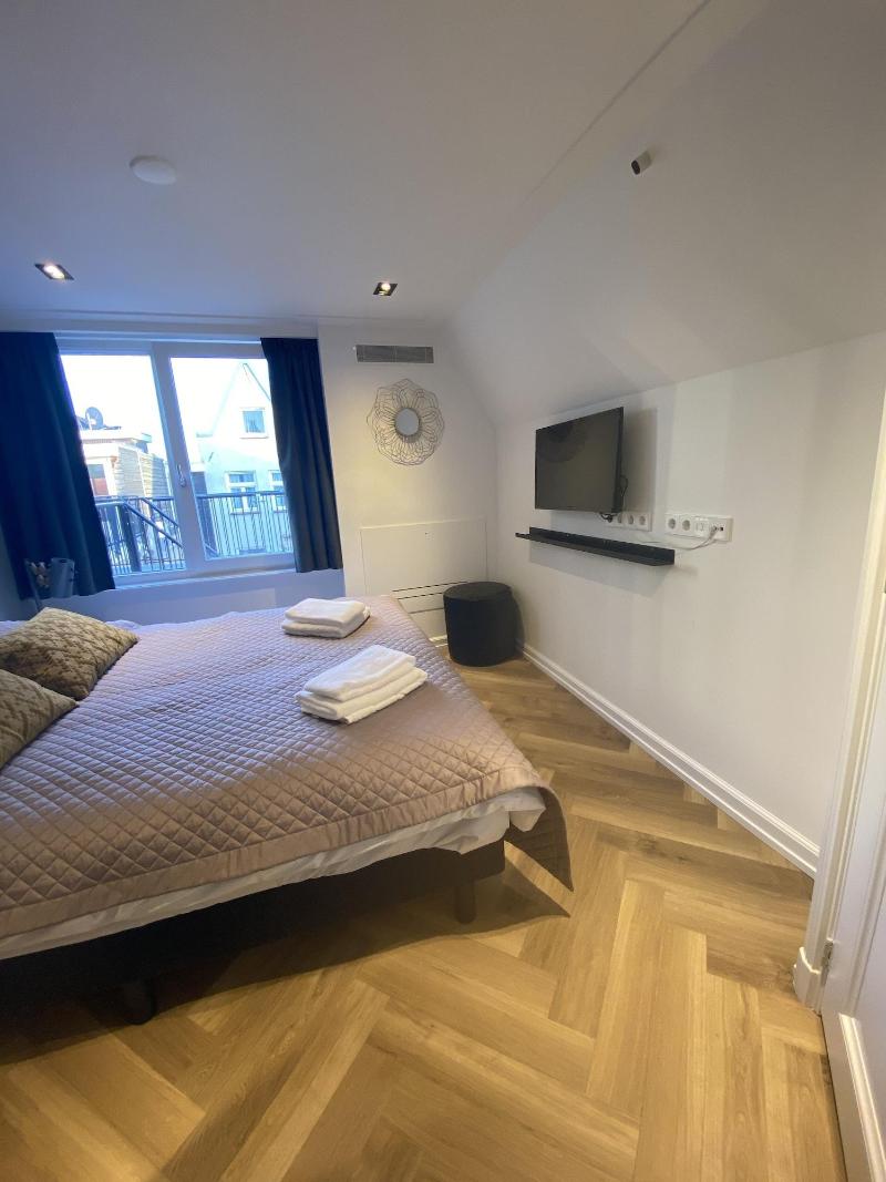 Damrak Short Stay Amsterdam image