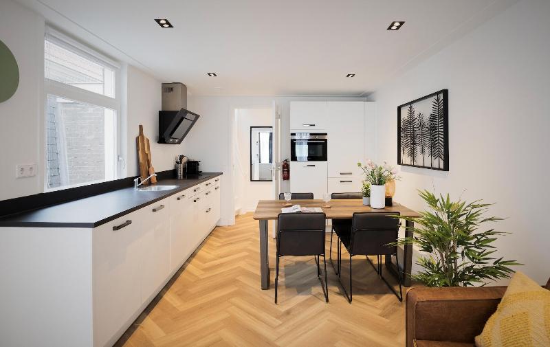 Damrak Short Stay Amsterdam image