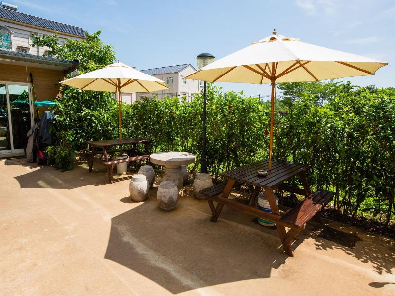 backpackers.INN image