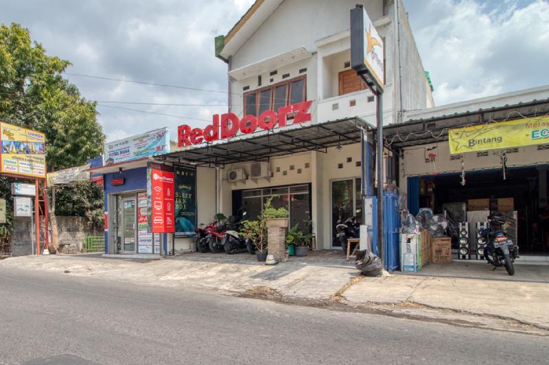 RedDoorz Hostel near Terminal Condongcatur Jogja