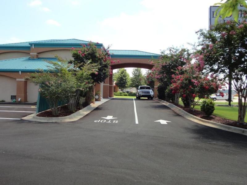 Budget Inn image 7