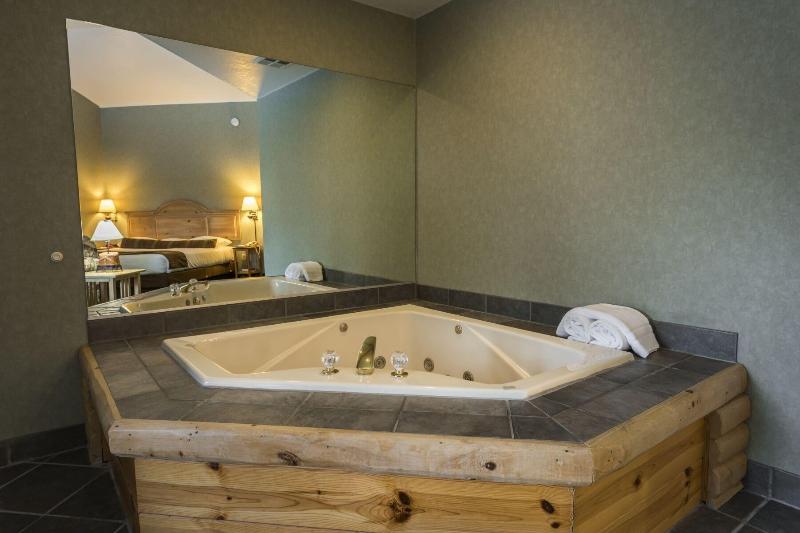Stafford's Crooked River Lodge & Suites image