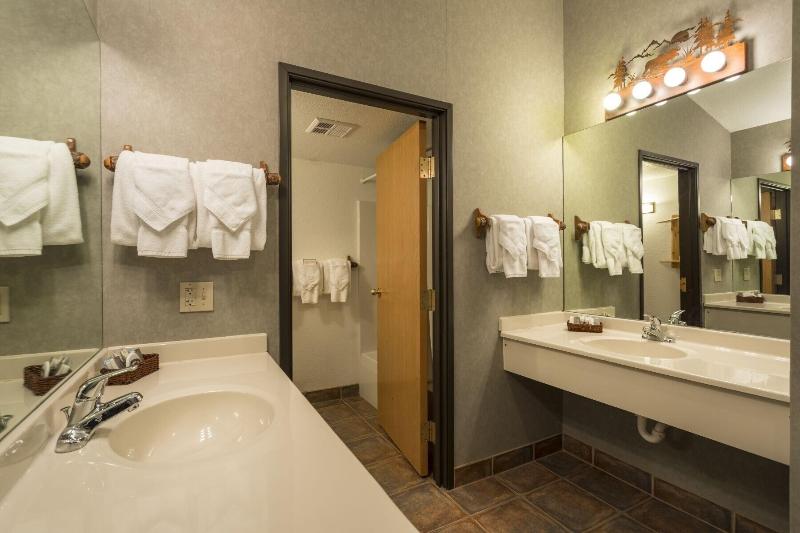 Stafford's Crooked River Lodge & Suites image