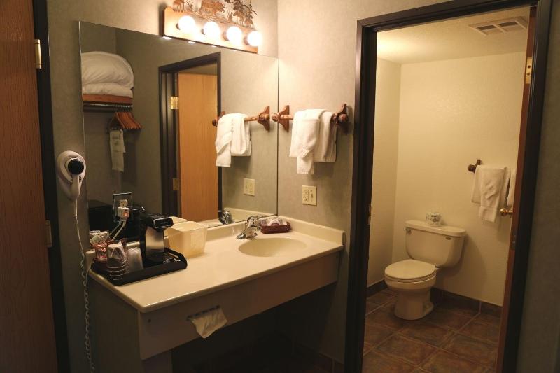 Stafford's Crooked River Lodge & Suites image