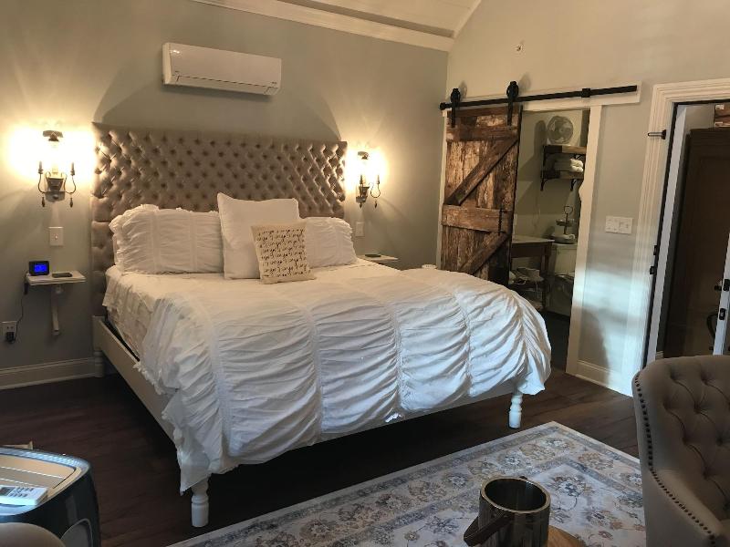 Chateau Rooms image