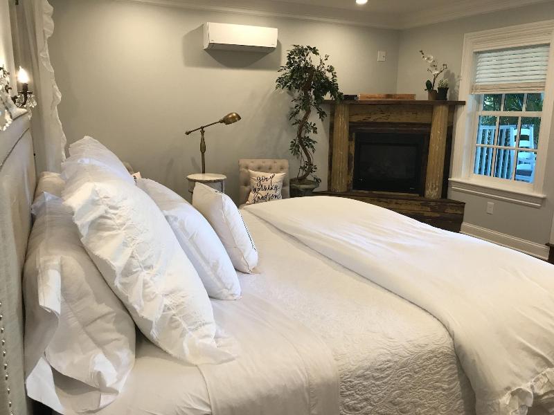 Chateau Rooms image