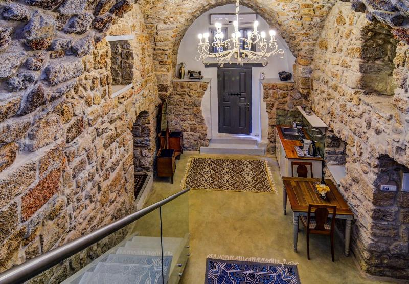 Akotika Boutique image