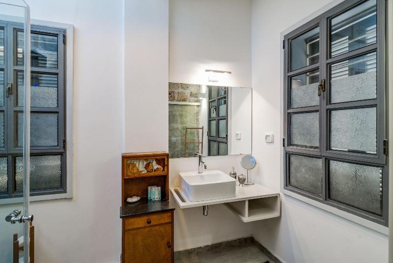 Akotika Boutique image