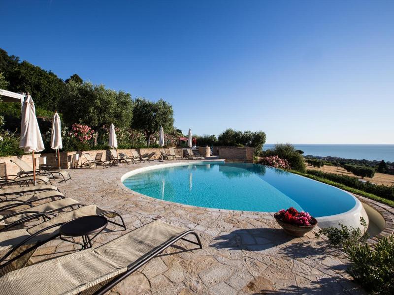 Pamperduto Country Resort image